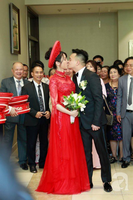 Cô dâu Diệp Lâm Anh và chú rể thiếu gia trao nhau nụ hôn đắm đuối trong lễ đón dâu Cô dâu Diệp Lâm Anh và chú rể thiếu gia trao nhau nụ hôn đắm đuối trong lễ đón dâu